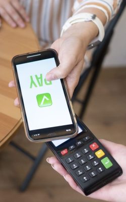 persona-que-paga-con-su-aplicacion-de-billetera-para-telefono-inteligente (1) persona-que-paga-con-su-aplicacion-de-billetera-para-telefono-inteligente (1)
