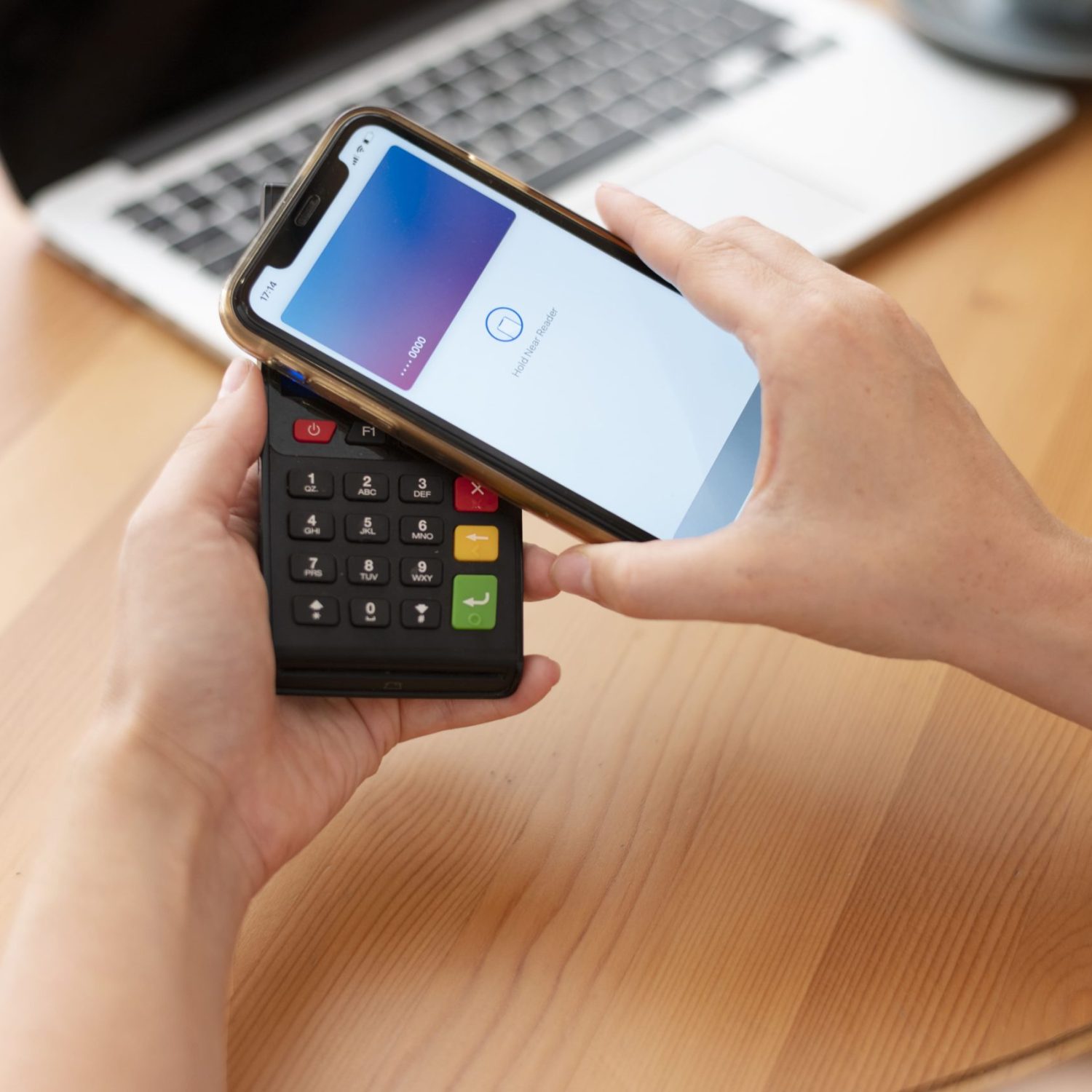 persona-que-paga-con-su-aplicacion-de-billetera-para-telefono-inteligente persona-que-paga-con-su-aplicacion-de-billetera-para-telefono-inteligente